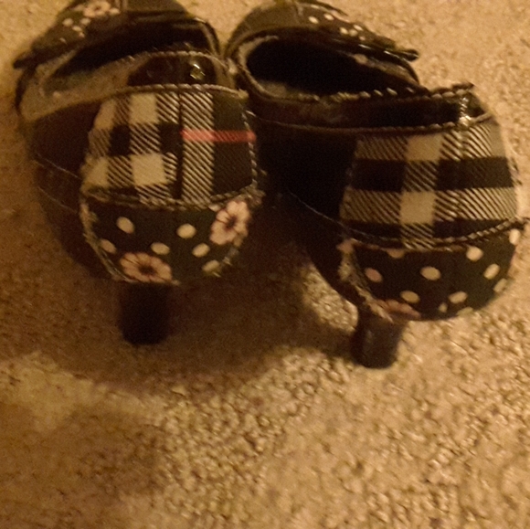 Shoes heels and flats together - Picture 8 of 16